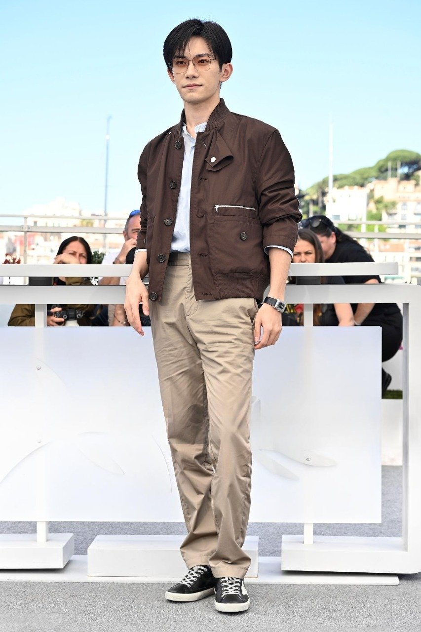 What Color Shirts Go With Khaki Pants